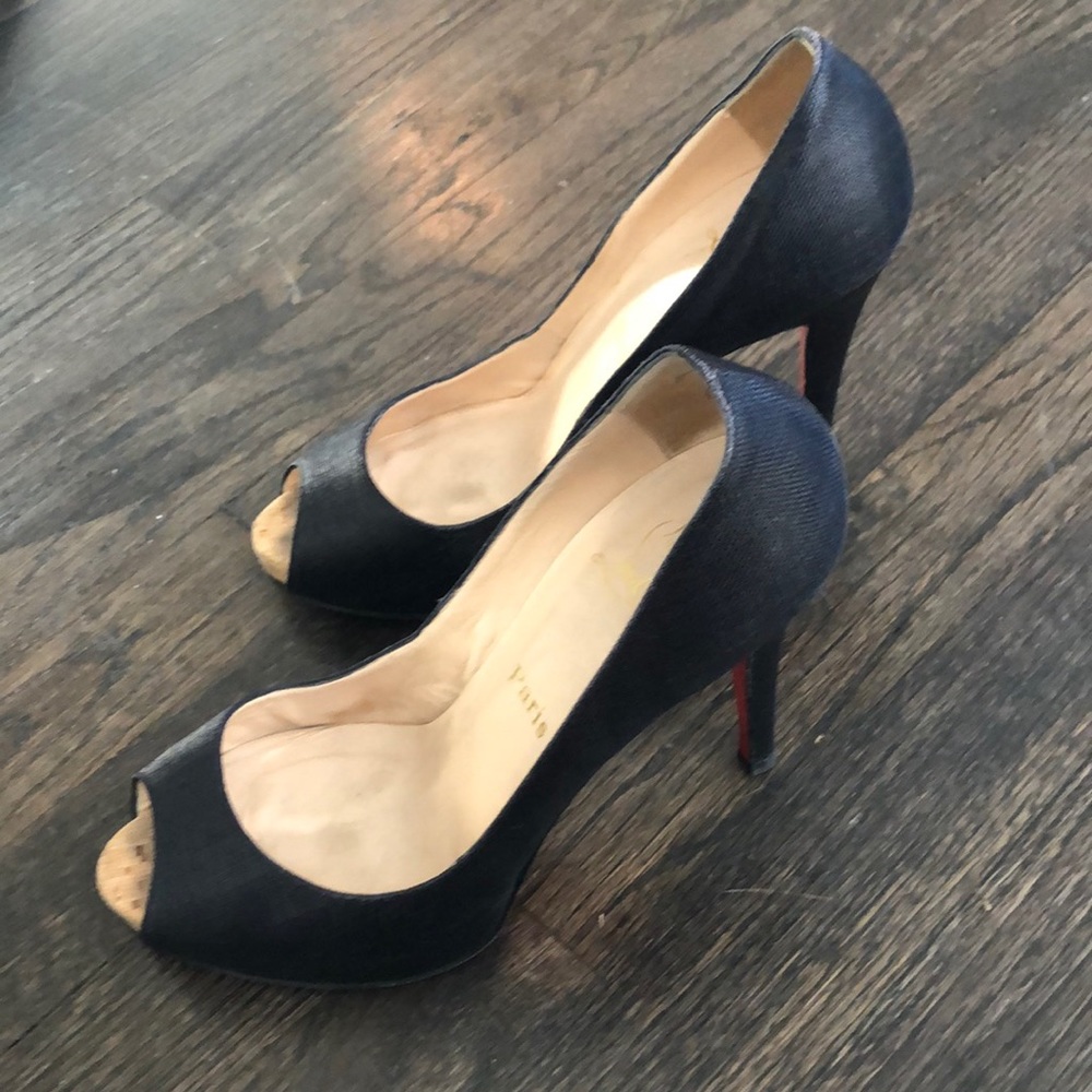 Christian Lounoutin Peep toe pump